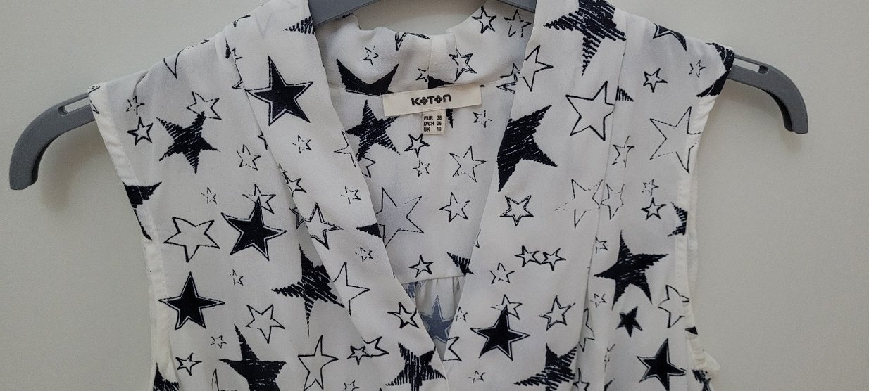 Düğmeli V Yaka Baskılı Bluz - Görsel 3