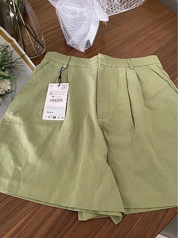 Zara Yüksek bel pilili bermuda şort XS beden mevcut ilan açtırın