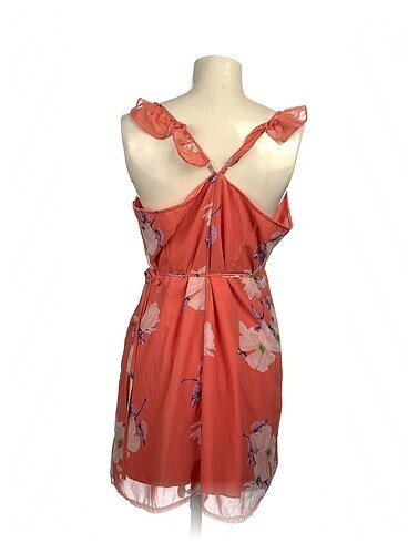40 Beden PreLoved Kısa Elbise %70 İndirimli.