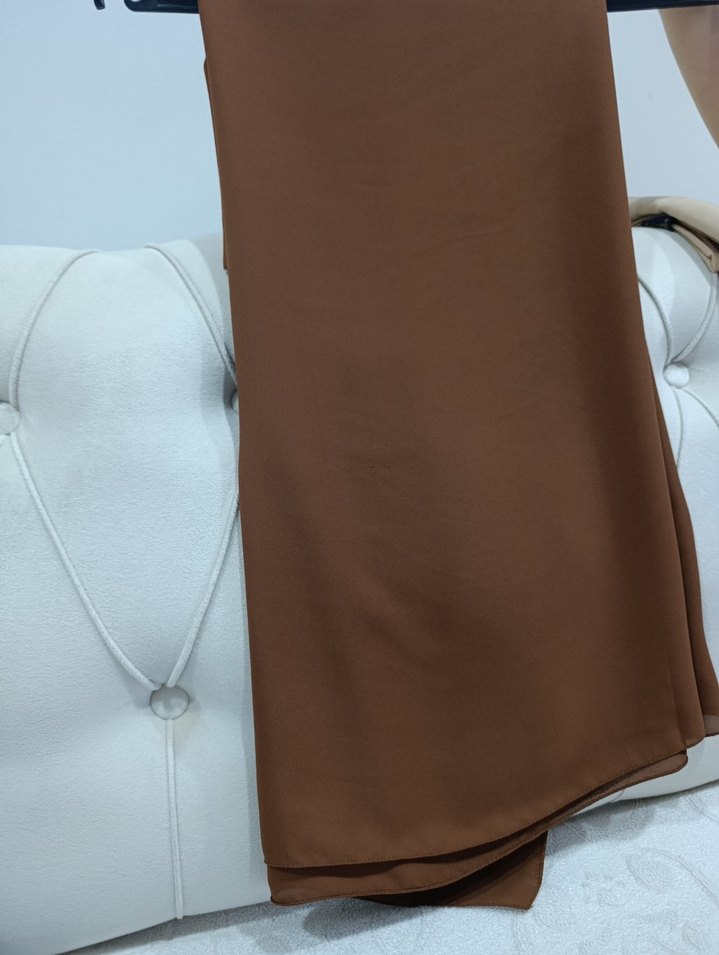 Kahverengi Kadın Drapeli Saten Şal - Görsel 2