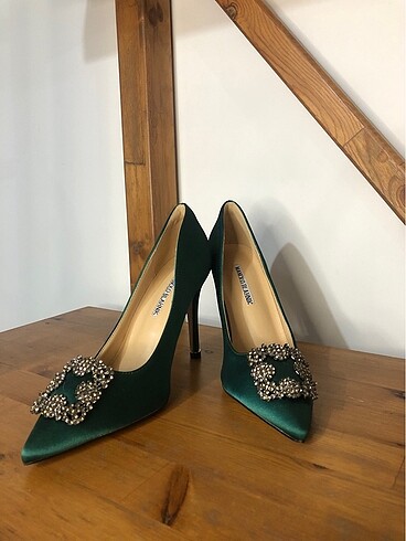 Manolo Blahnik Taş Detaylı Stiletto
