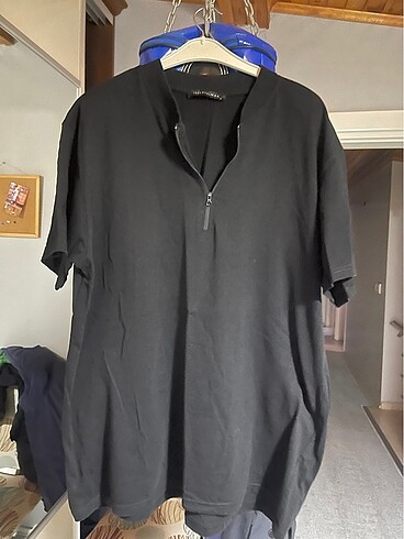 TRENDYOL MAN FERMUARLI POLO YAKA SİYAH TSHİRT
