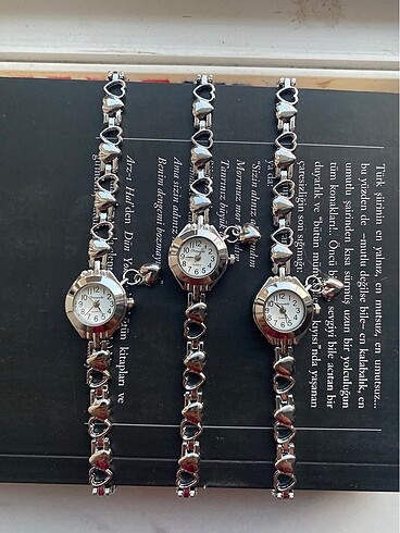 Beyaz kalp charmlı vintage saat