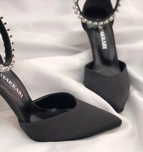 Nayan Siyah Saten Topuklu Taşlı 10cm Stiletto