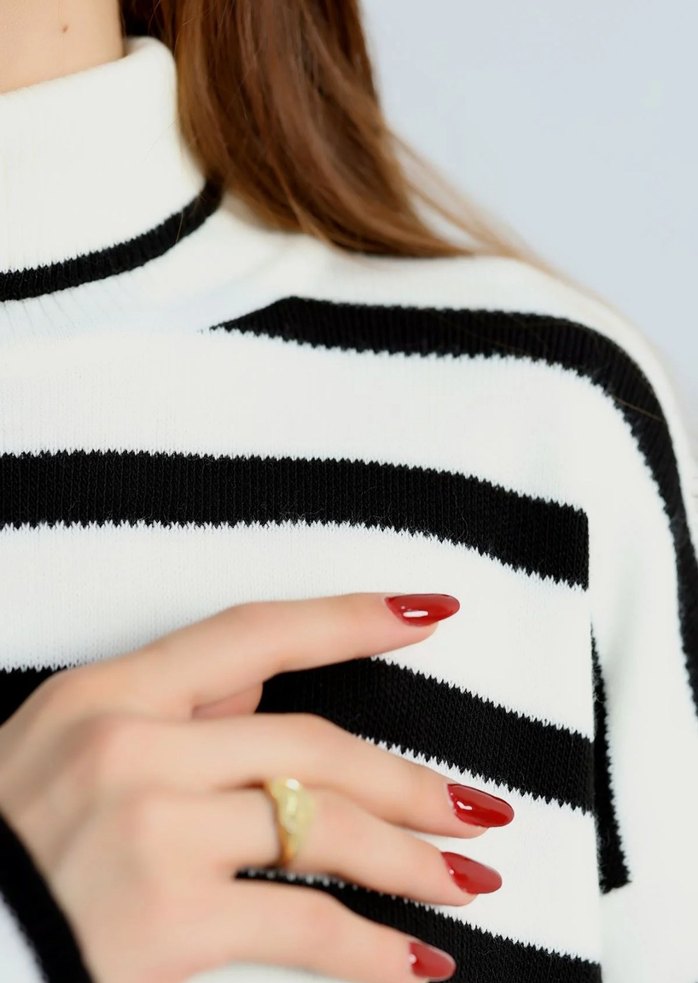 Siyah Beyaz Çizgili Kadın Triko Kazak - Görsel 2