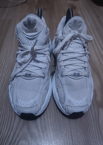 Beyaz adidas kadın ayakkabısı - Görsel 2