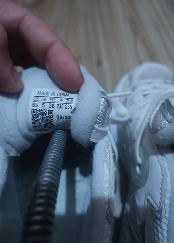 Beyaz adidas kadın ayakkabısı - Görsel 3