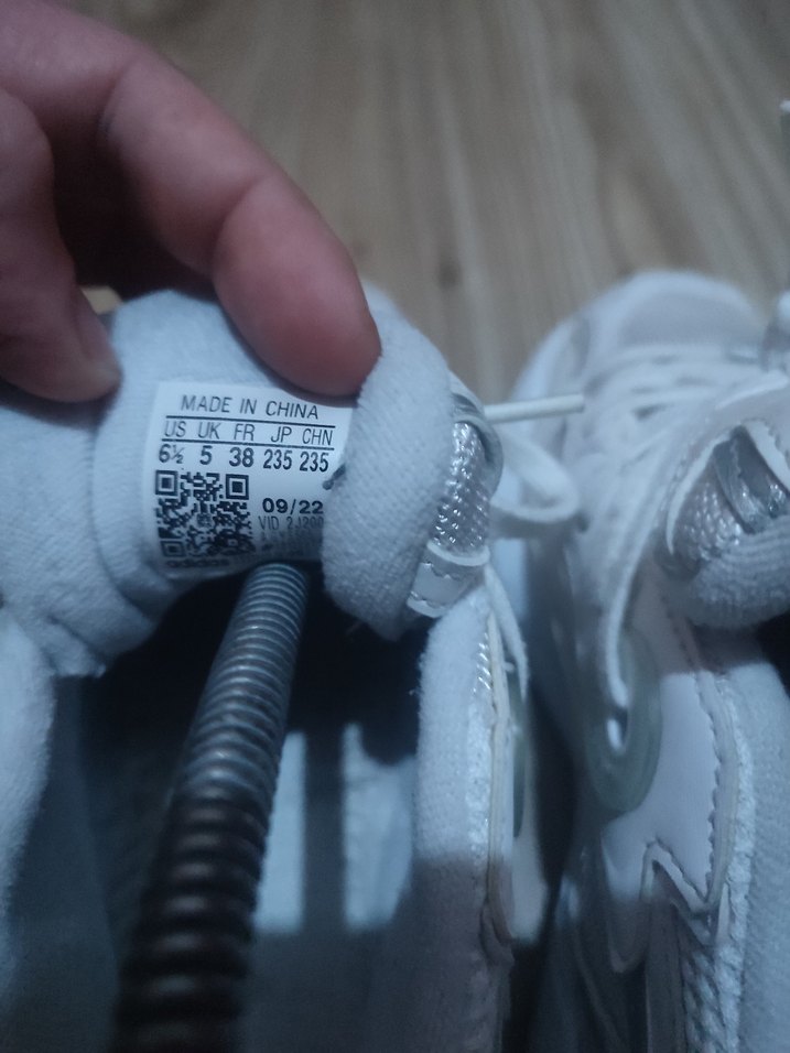 Beyaz adidas kadın ayakkabısı - Görsel 3