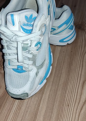 Adidas Beyaz ve Mavi Bağcıklı Spor Ayakkabı