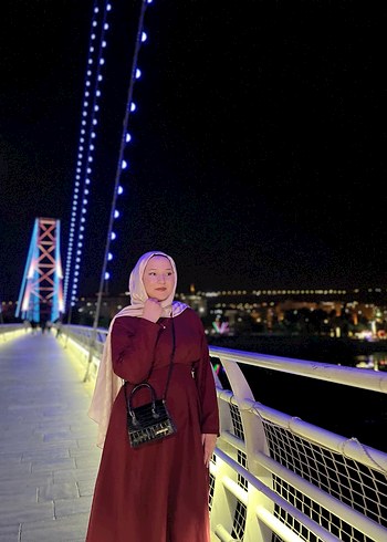 Bordo belin yanlarında gold detaylı elbise - Görsel 2