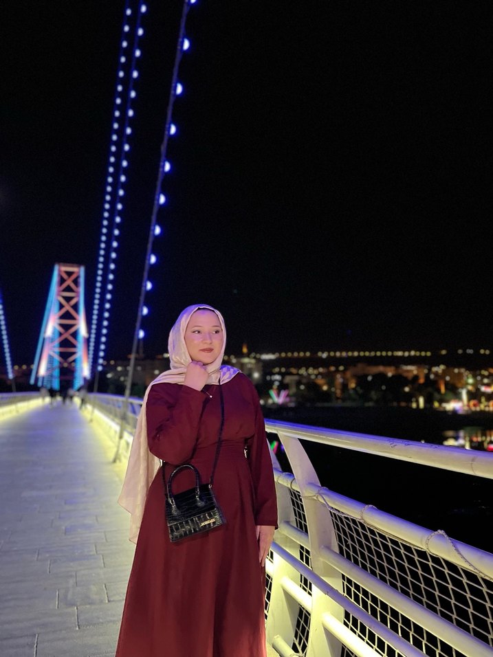 Bordo belin yanlarında gold detaylı elbise - Görsel 2