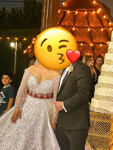 Ufak tefek deformeleri mevcut gelinlik