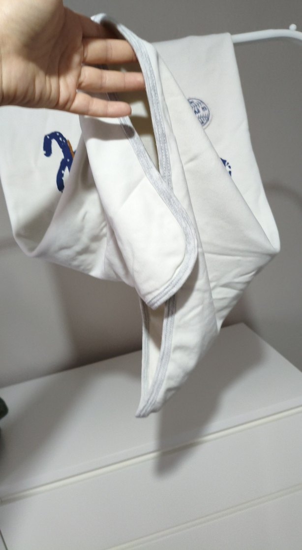 Beyaz Baskılı Sokak Stili örtü - Görsel 2