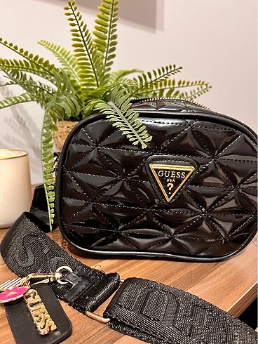 Guess charm detayli askili rugan guess canta