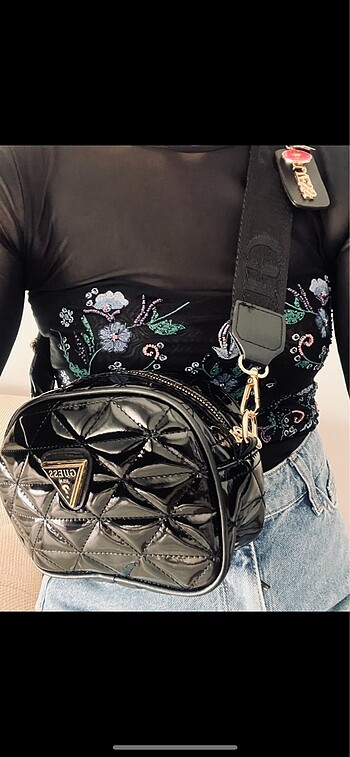charm detayli askili rugan guess canta