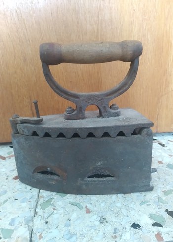 Beden Vintage Ahşap Saplı Antika Ütü