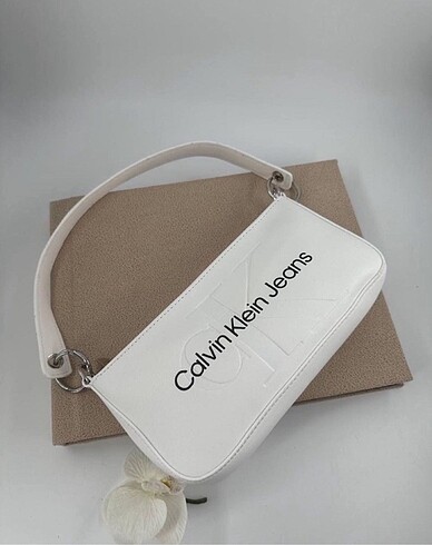 Calvin Klein beyaz çanta