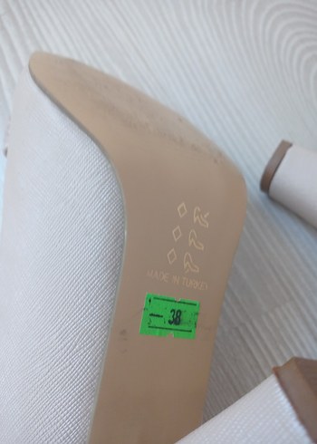 38 Beden Beyaz Fiyonklu Dolgu Topuklu Stiletto
