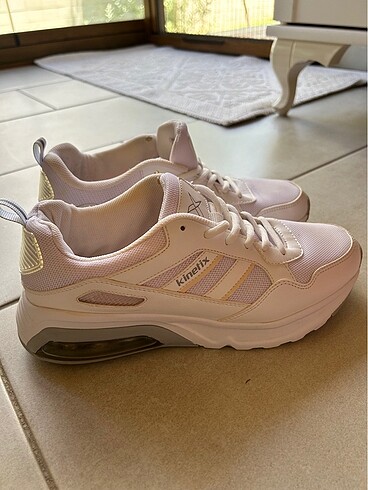 Kinetix sneaker