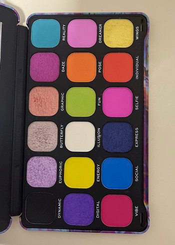  Beden Revolution Pastel Renkli Çoklu Far Paleti