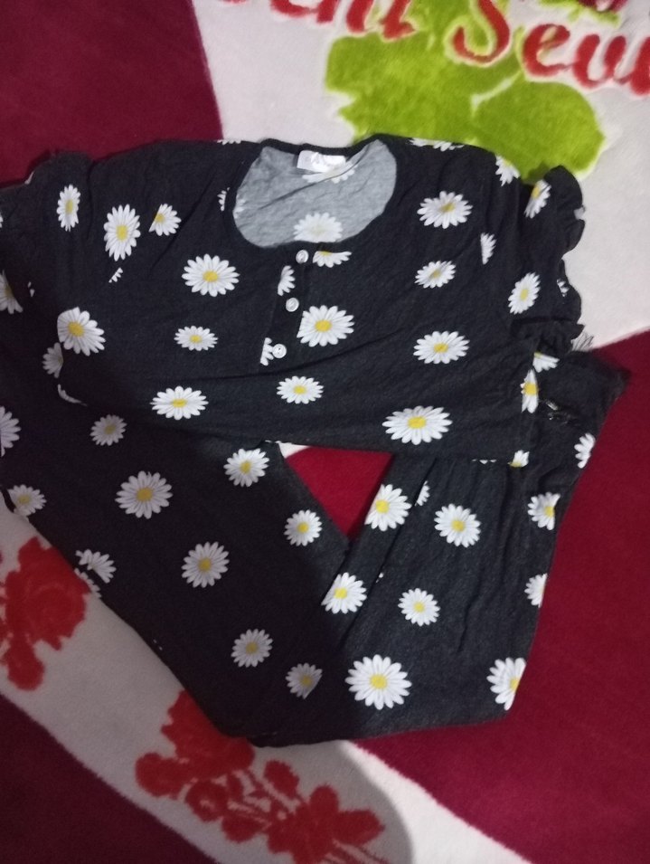 Siyah Çiçek Desenli Kısa Kollu Kadın Pijama Takımı - Görsel 4