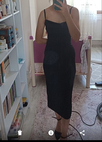 Siyah vücuda oturan esnek midi boy elbise 