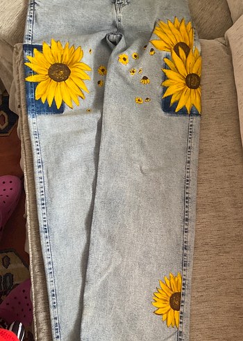 Sarı Ayçiçeği Desenli Gri Bol Kesim Kadın Kot Pantolon - Görsel 3