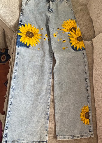 Sarı Ayçiçeği Desenli Gri Bol Kesim Kadın Kot Pantolon - Görsel 4