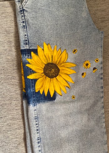 Sarı Ayçiçeği Desenli Gri Bol Kesim Kadın Kot Pantolon - Görsel 2