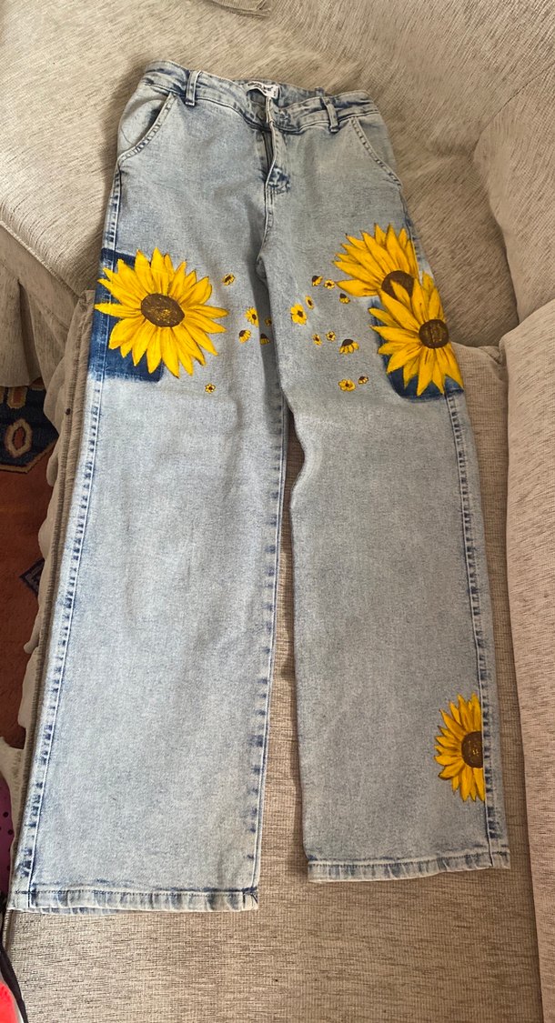 Sarı Ayçiçeği Desenli Gri Bol Kesim Kadın Kot Pantolon - Görsel 4