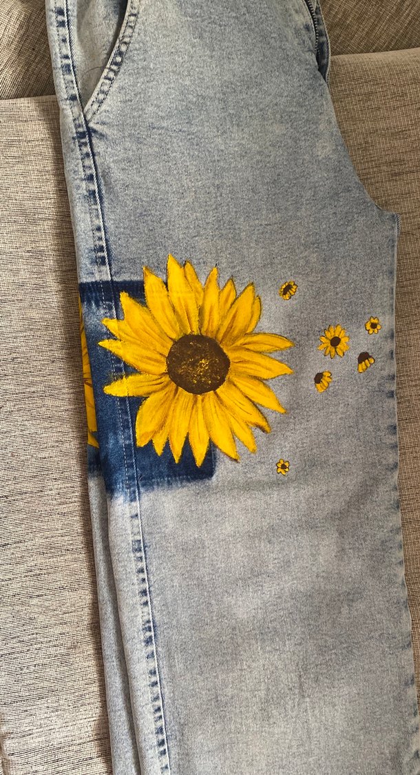 Sarı Ayçiçeği Desenli Gri Bol Kesim Kadın Kot Pantolon - Görsel 2