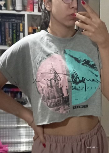 Kadın Gri Baskılı Kısa Crop Tişört