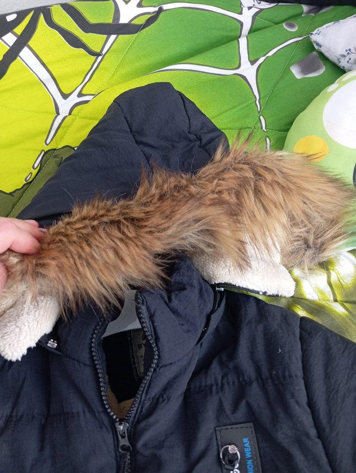 Siyah Kapüşonlu Erkek Çocuk Fermuarlı mont iki üç defa giyildi - Görsel 2