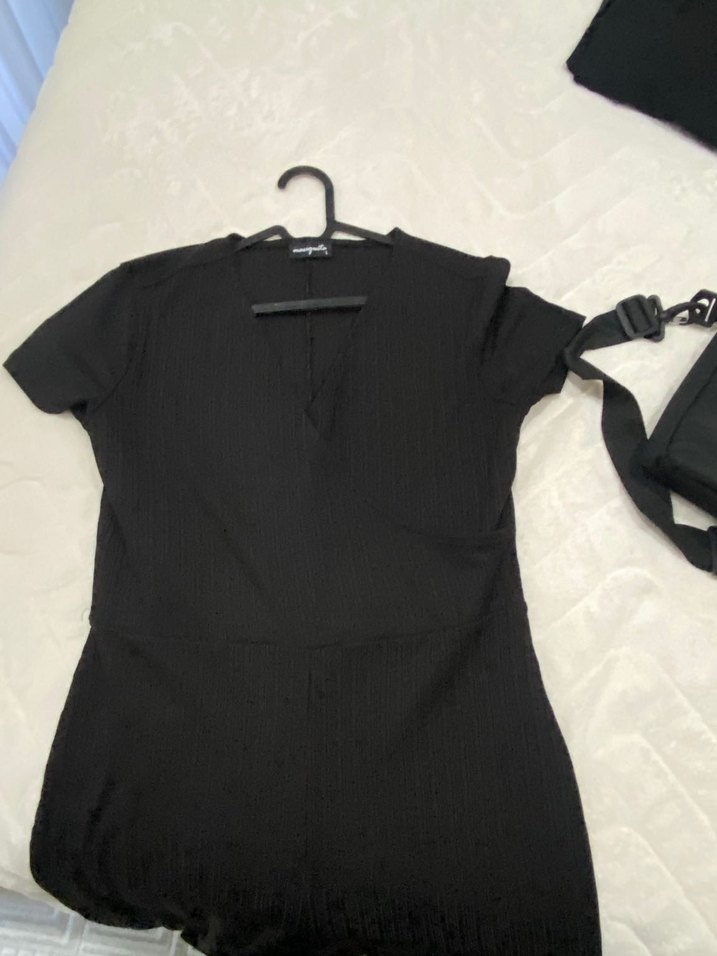 Siyah V Yaka Kısa Kollu tulum - Görsel 4