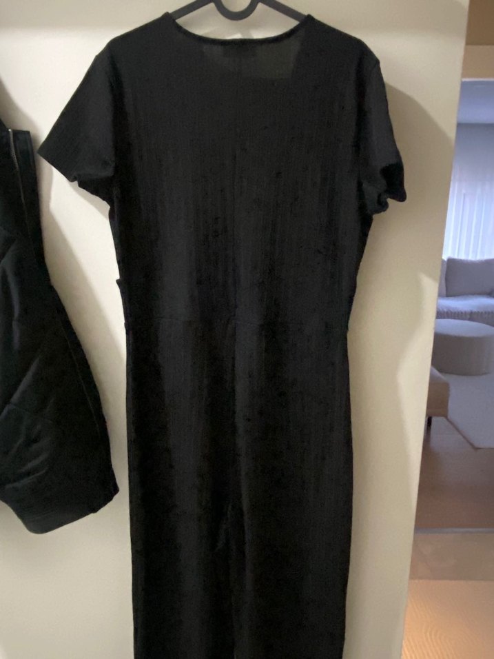 Siyah V Yaka Kısa Kollu tulum - Görsel 2