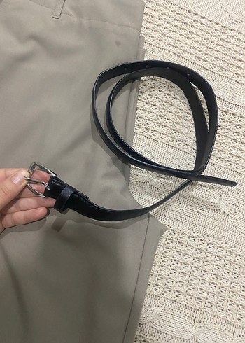 Stradivarious kemerli dökümlü pantalon - Görsel 8