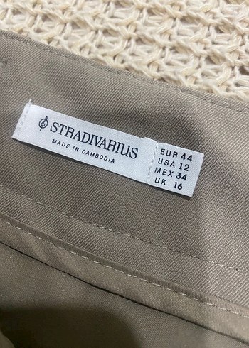 Stradivarious kemerli dökümlü pantalon - Görsel 6