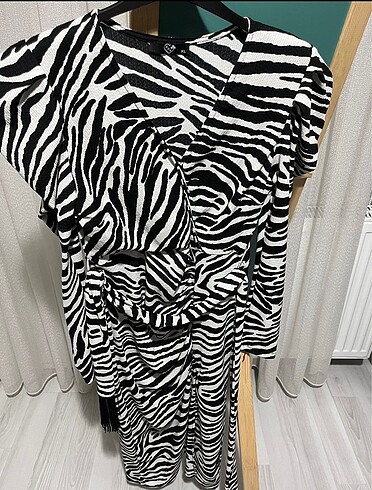 Zebra desenli elbise