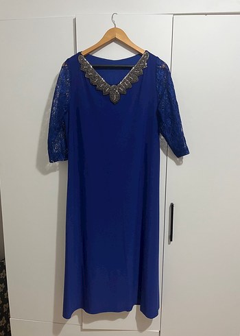 Saks Mavisi V Yaka Boncuk Detaylı Midi Boy Abiye Elbise