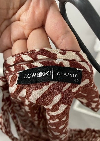 V Yakalı Kahverengi Batik Bluz - Görsel 3