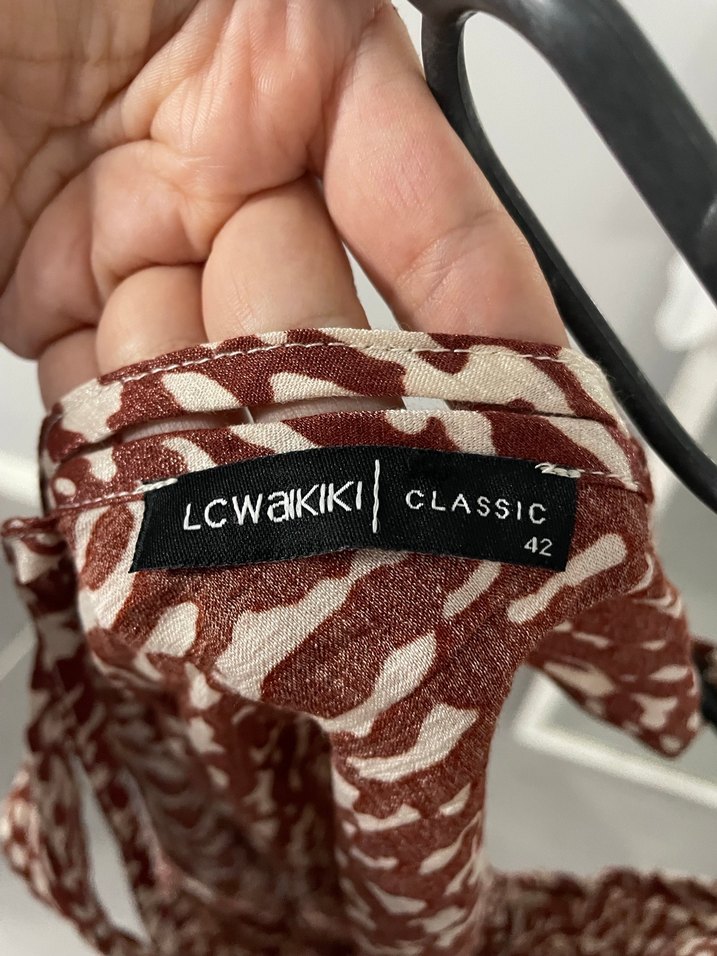 V Yakalı Kahverengi Batik Bluz - Görsel 3