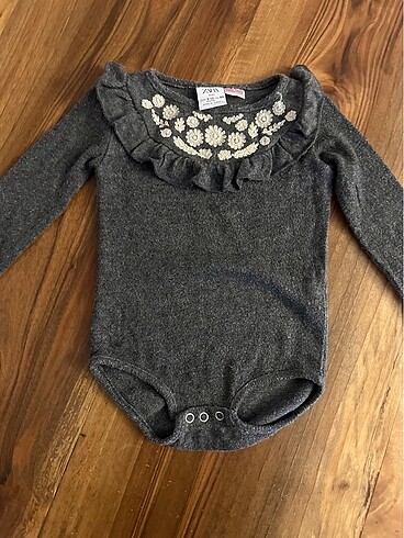 Bebek çıtçıtlı nakışlı fırfır body zara