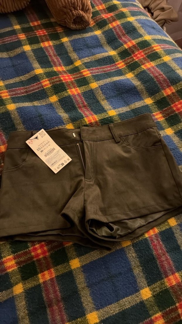 Deri Kemerli Koyu Yesil Mini Şort - Görsel 2