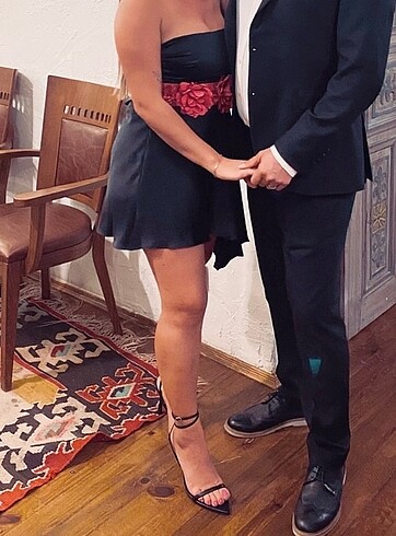 Straplez Asimetrik saten elbise - Görsel 3