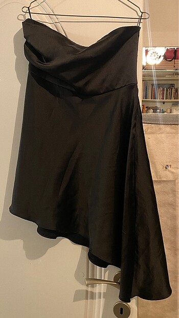 Straplez Asimetrik saten elbise - Görsel 2