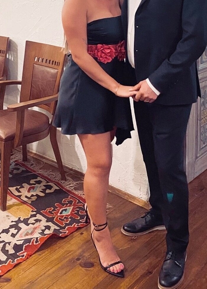 Straplez Asimetrik saten elbise - Görsel 3