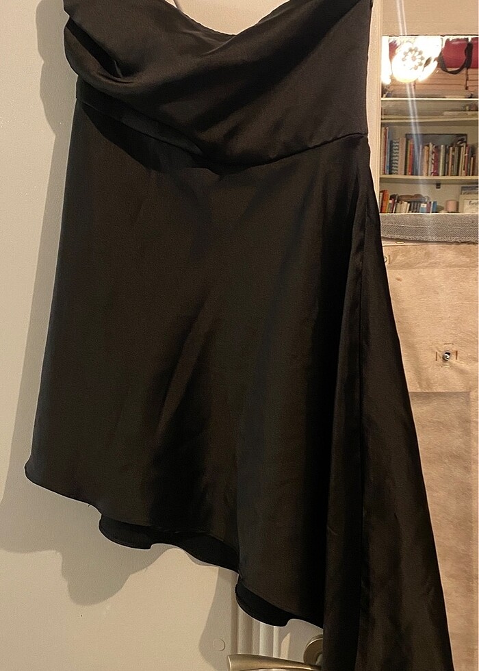 Straplez Asimetrik saten elbise - Görsel 2