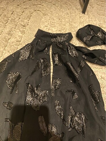 H&M Sırt dekolteli siyah H&M gece elbisesi