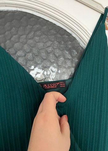 Zümrüt yeşili uzun yırtmaçlı abiye elbise - Görsel 5