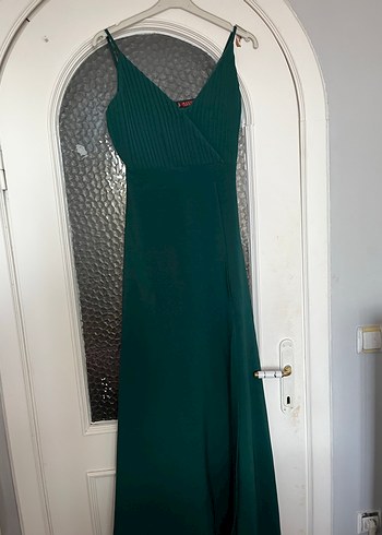 Zümrüt yeşili uzun yırtmaçlı abiye elbise - Görsel 2